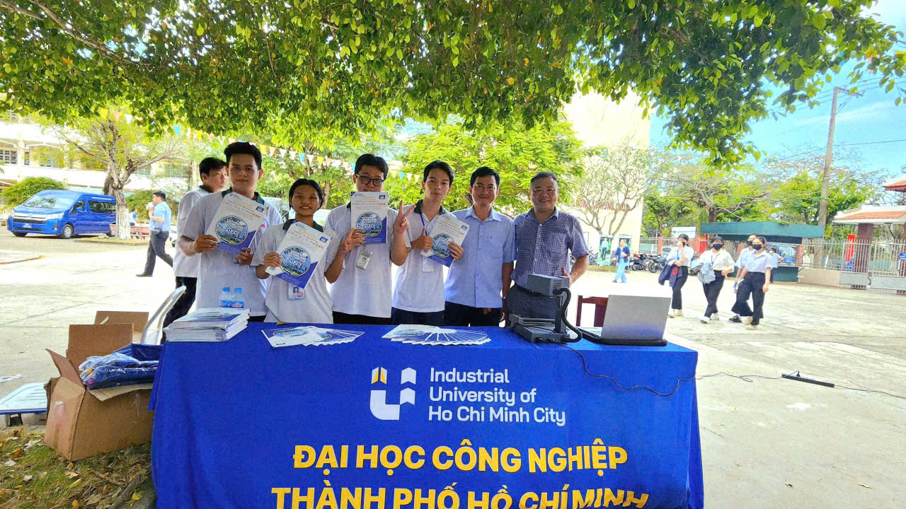 CHƯƠNG TRÌNH “TƯ VẤN MÙA THI 2026” CỦA BÁO THANH NIÊN TẠI TRƯỜNG THPT TRƯƠNG ĐỊNH - ĐỒNG THÁP